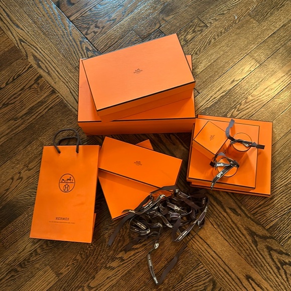 Lot of 9 Hermes boxes, bags and ribbons - Picture 1 of 2